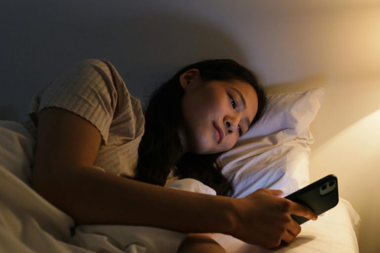 Mujer de 40 años mirando el telefono en la pregunta buscando soluciones al corazón roto