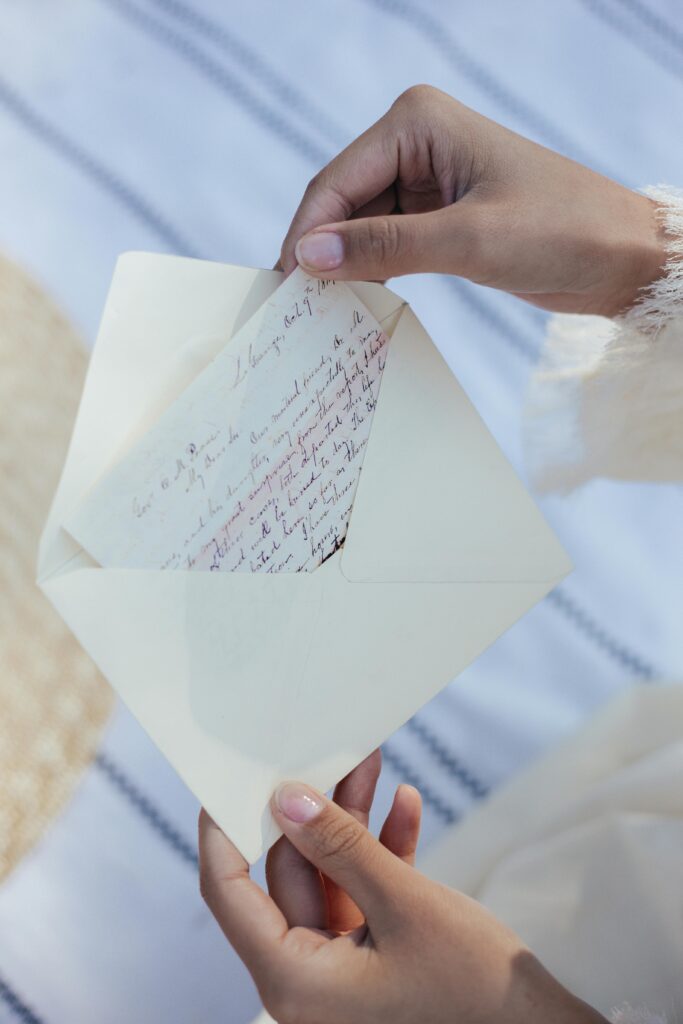 Mujer escribiendo una carta como parte del proceso de superar una ruptura.