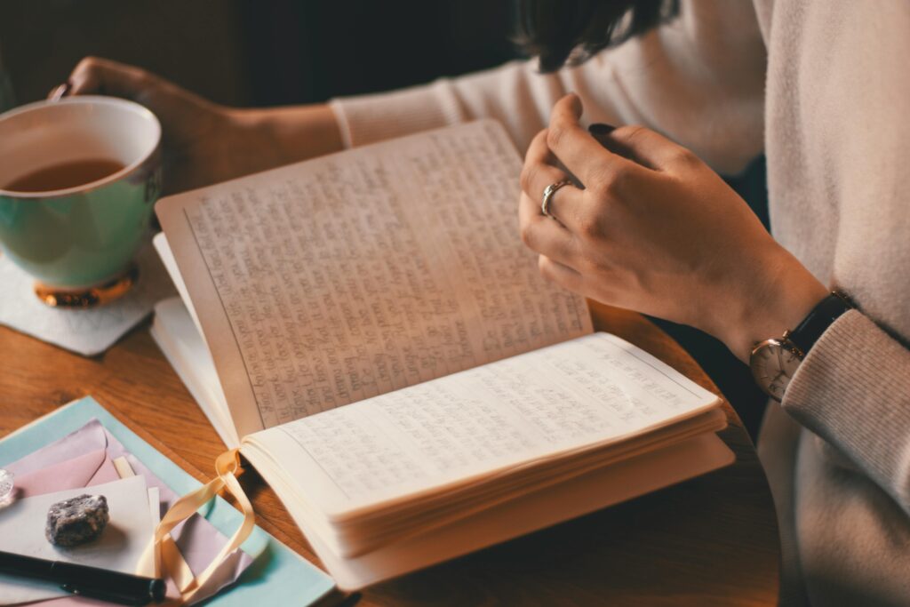Mujer escribiendo en una libreta la carta que no va a enviar durante el contacto cero.