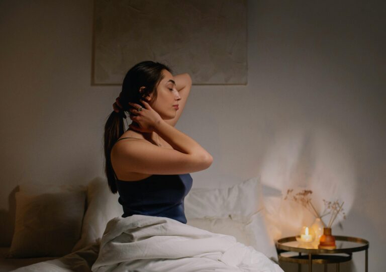 Mujer practicando contacto cero después de una ruptura, en un momento de calma sin celular.
