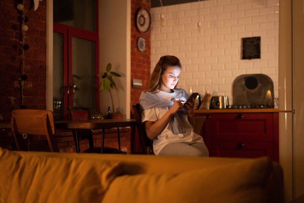 Mujer revisando recuerdos del pasado mientras aprende a cerrar ciclos.