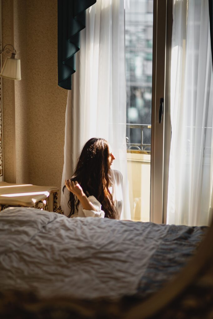 "Luz de la mañana entrando por la ventana tras una noche larga"