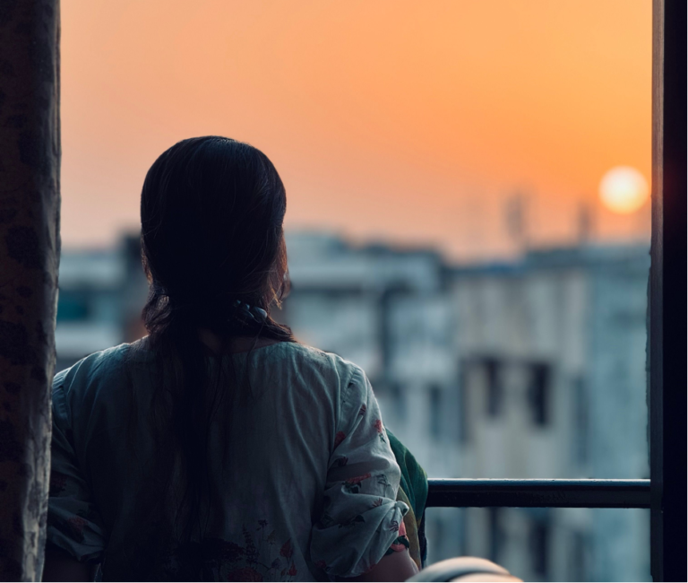 Mujer en silencio al atardecer, señal de haber logrado salir de una relación tóxica