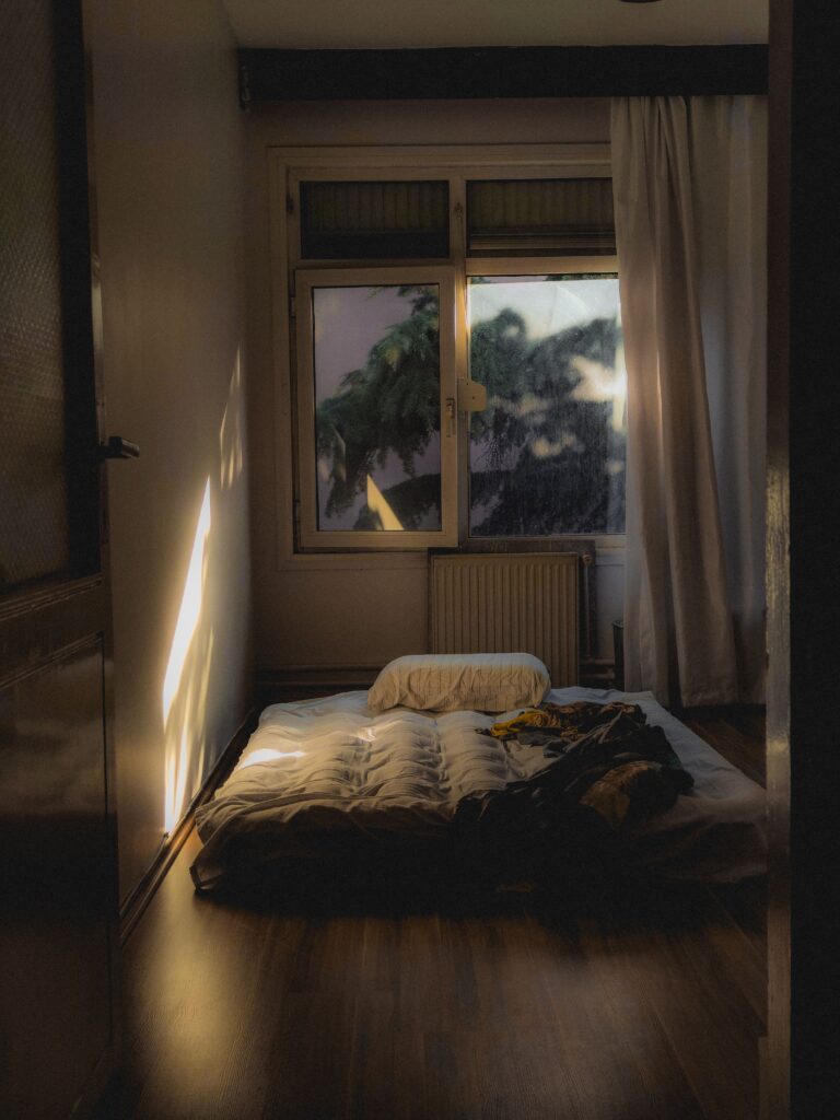 Una casa en silencio, cama deshecha